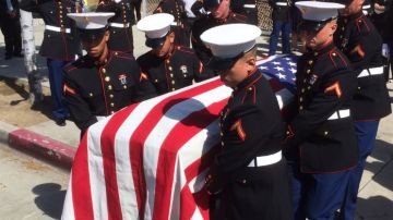 Miembros de los marines de EEUU asistieron en trasladar el ataúd de Carlos Segovia.