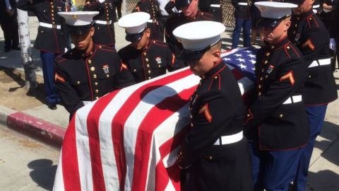 Miembros de los marines de EEUU asistieron en trasladar el ataúd de Carlos Segovia.