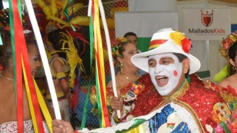 Bailarines del Carnaval de Barranquilla  asisten al Desfile de la Hispanidad