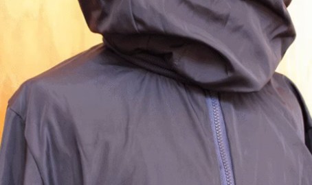 La chamarra está diseñada para proteger a los migrantes de las bajas temperaturas.