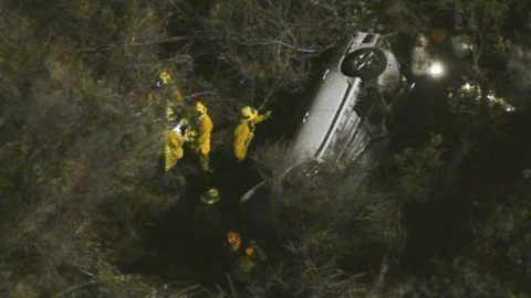 El coche cayó unos 70 pies por una lado de una carretera de Chatsworth.