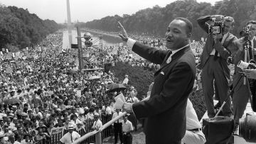Martin Luther King, Jr., frente a sus partidarios en el Memorial Lincoln, Washington D.C. en 1963.