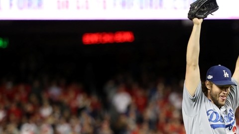 Clayton Kershaw celebra al conseguir el out 27 y el salvamento en el triunfo de los Dodgers sobre los Nacionales en el quinto y decisivo juego de la Serie Divisional.