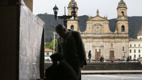Una pareja busca sus nombres en uno de los recintos habilitados para el "plebiscito por la paz" que tendrá lugar este 2 de octubre.