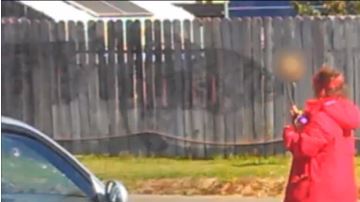 La mujer fue vista por varias personas caminando con el resto humano en mano.