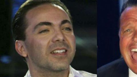 Cristian Castro le extiende su mano a Luis Miguel.