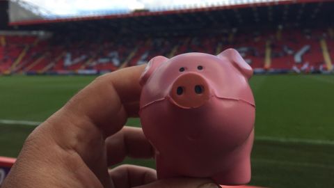 Lanzan cerdos de juguete en partido de futbol