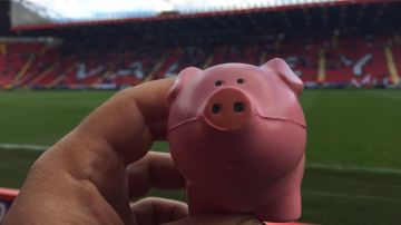 Lanzan cerdos de juguete en partido de futbol