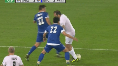 El momento de la 'Cuauhteminha en el Olímpico de Roma, durante el Partido por la Paz.