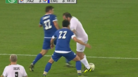 El momento de la 'Cuauhteminha en el Olímpico de Roma, durante el Partido por la Paz.