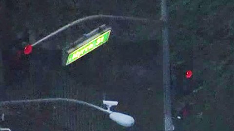 El agente falleció en el hospital después de haber sufrido lo que parece una emergencia médica. (Foto: Captura/KTLA)