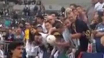 Landon Donovan y su peculiar 'prenda de soporte'.