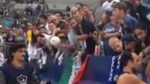 Landon Donovan y su peculiar 'prenda de soporte'.