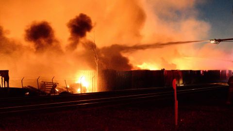 El incendio en Ontario es visible a gran distancia.