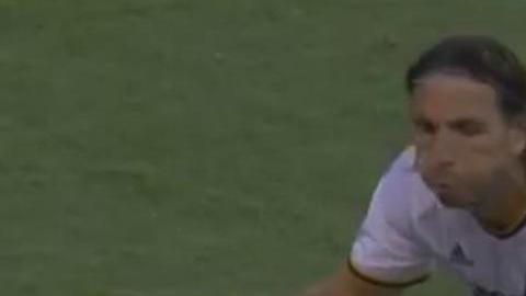 El festejo de Alan Gordon para el gol solitario del Galaxy en Houston.