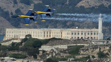 Los aviones Blue Angels de la Marina vuelan sobre la Bahía de San Francisco en 2010.