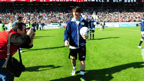 Messi en la cancha de Newell's en un partido de beneficencia.