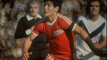 Maradona en un partido con la camiseta de Argentinos Juniors, su primer club.