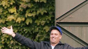 En 2003, unos aficionados metieron una cabra al campo de Wrigley Field tratando de revertir la maldición de "Billy Goat". Los Cachorros están a tres victorias de acabar con su historia de lamentos.