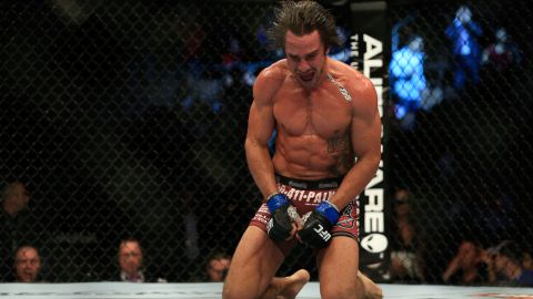 Josh Samman en el UFC 181, en el cual noqueó a Gordon.