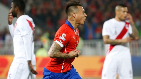 Eduardo Vargas, goleador de Chile, lleva casi un año sin marcar en eliminatorias.