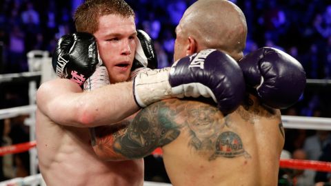 Canelo y Cotto se saludan tras concluir su combate en noviembre de 2015.