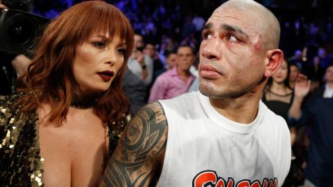 Miguel Cotto y su esposa, después de la pelea con Canelo Álvarez.