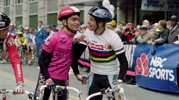 Raúl Alcalá con el legendario Greg LeMond en una de las carreras del Tour de Trump en 1990.