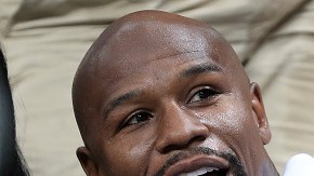 Mayweather considera que al tener que subir de peso, "Canelo" necesitará tiempo para adaptarse a dicha categoría.