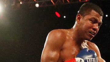 Román "Chocolatito" González salió a pelear el mes pasado con 17 anuncios de patrocinio en sus pantaloncillos.