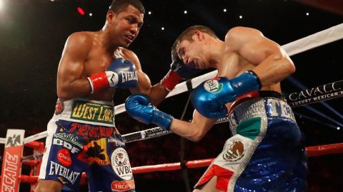 Román "Chocolatito" González salió a pelear el mes pasado con 17 anuncios de patrocinio en sus pantaloncillos.