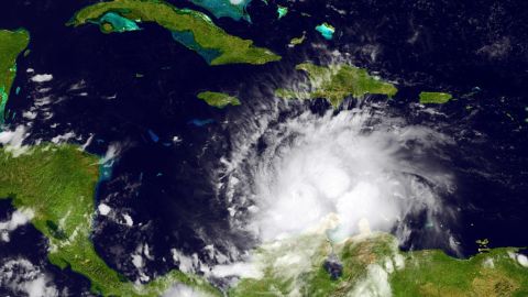 El huracán Matthew alcanzó rápidamente la categoría 4 y siguió aumentando su fuerza hasta llegar a categoría 5 el viernes tarde.