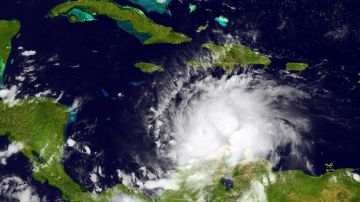 El huracán Matthew alcanzó rápidamente la categoría 4 y siguió aumentando su fuerza hasta llegar a categoría 5 el viernes tarde.