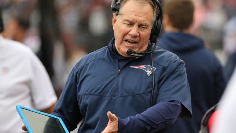 Bill Belichick se declara 'enemigo' de la tecnología en la NFL.