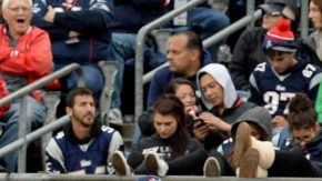 Los jugadores de los Patriots lucen desconcertados en la banca durante el partido en que Buffalo los dejó sin puntos.