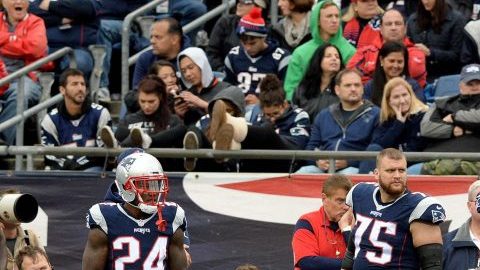 Los jugadores de los Patriots lucen desconcertados en la banca durante el partido en que Buffalo los dejó sin puntos.
