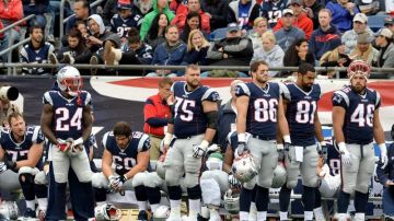Los jugadores de los Patriots lucen desconcertados en la banca durante el partido en que Buffalo los dejó sin puntos.