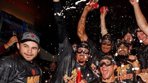 Los Gigantes de San Francisco celebran en el vestidor su boleto al juego de comodines del próximo miércoles contra los Mets luego de vencer a los Dodgers de Los Ángeles 7-1.
