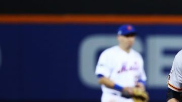 Conor Gillaspie recorre eufórico las bases tras conectar un jonrón de tres carreras en la novena entrada para que los Gigantes avanzaran sobre Mets en los playoffs de la Liga Nacional.