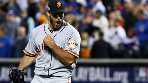 Madison Bumgarner, pitcher estrella de San Francisco, celebra el triunfo de los Gigantes contra Mets en los playoffs de Grandes Ligas.