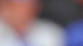 Russell Martin felicita al cerrador Roberto Osuna tras ganar el segundo juego de la serie.