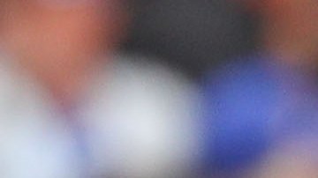 Russell Martin felicita al cerrador Roberto Osuna tras ganar el segundo juego de la serie.