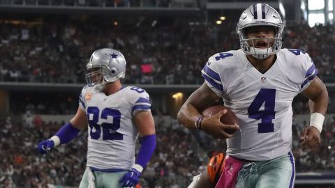 Dak Prescott, de los Cowboys de Dallas, está teniendo un inicio de carrera histórico en ausencia del lesionado Tony Romo. Aquí anota en una carrera contra Cincinnati.