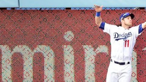 El jardinero derecho de los Dodgers, Josh Reddick, no puede atrapar el largo batazo de Ryan Zimmermann en el noveno inning. Los Nacionales anotaron dos carreras en la jugada para sellar el triunfo.