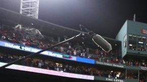 David Ortiz se despide de los aficionados de Fenway Park tras el partido final de su carrera, una derrota de los Medias Rojas que le puso final a su temporada.