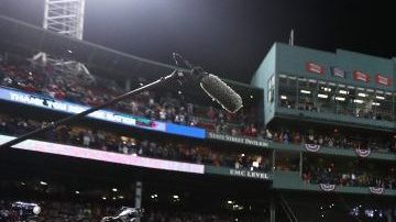 David Ortiz se despide de los aficionados de Fenway Park tras el partido final de su carrera, una derrota de los Medias Rojas que le puso final a su temporada.