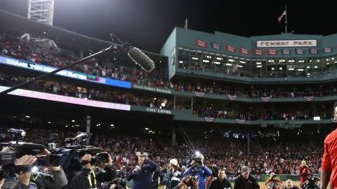 David Ortiz se despide de los aficionados de Fenway Park tras el partido final de su carrera, una derrota de los Medias Rojas que le puso final a su temporada.