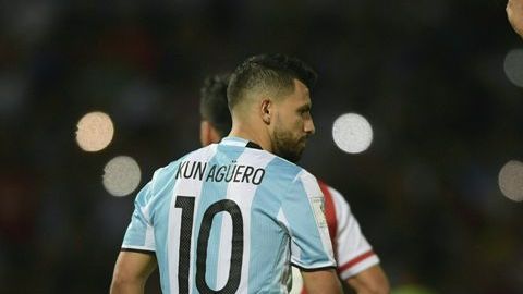 El 'Kun' Agüero no podía creer que Villar le había parado el cobro desde los once pasos.