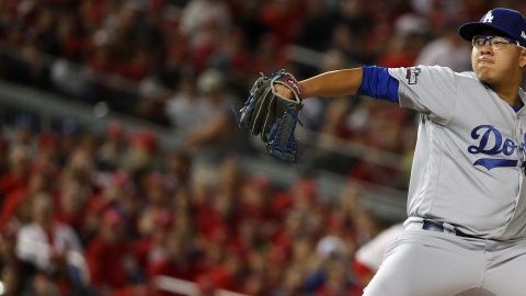 Julio Urías, pitcher novato de los Dodgers, abrirá en el juego 4 de la serie contra Chicago y al hacerlo registrará su nombre en el libro de récords.