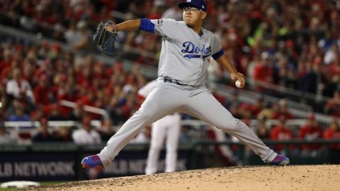 Julio Urías, pitcher novato de los Dodgers, abrirá en el juego 4 de la serie contra Chicago y al hacerlo registrará su nombre en el libro de récords.